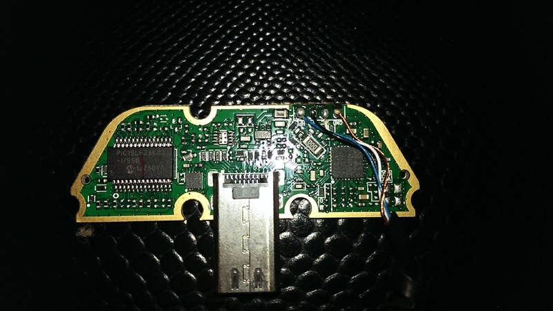 Illustration for article titled Modder Solders His Own Xbox One Headset Adapter